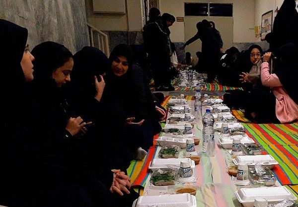 برگزاری مراسم افطار در مدرسه حضرت زینب ناحیه یک ری