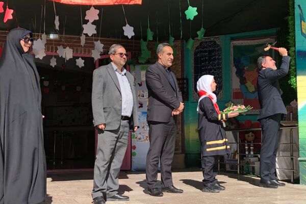 نواختن زنگ مصباح الهدی توسط مدیر آموزش و پرورش ناحیه 2 شهرری در دبستان طواف و معماریان 