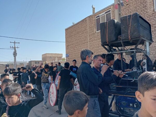 عزاداری هیئت زنجیر زنی روستای نقاب در روز اربعین