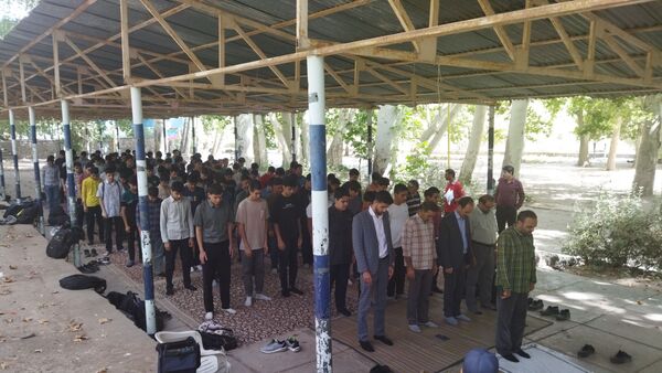 اولین نماز جماعت پایه دهمی ها همراه با کادر دبیرستان شاهد ابوذر غفاری 