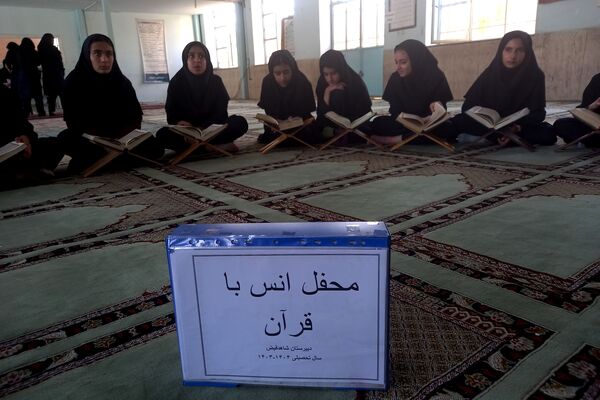 محفل انس با قرآن کریم در دبیرستان دخترانه شاهد فیض