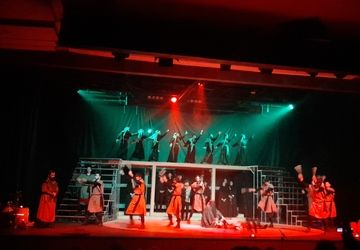 دانش‌آموزان سازمان‌دانش‌آموزی به تماشای تئاتر مثنوی سرخ نشستند