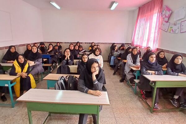 آموزش اصول ایمنی و سلامتی هنگام وقوع زلزله در دبیرستان پویش دماوند