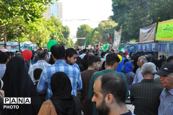 برگزاری باشکوه «مهمانی کیلومتری غدیر» در کرمانشاه با مشارکت گسترده مردم و دانش‌آموزان