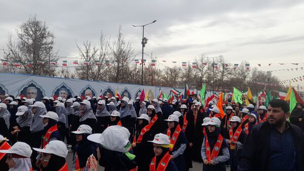 دانش‌آموزان البرزی جشن پیروزی انقلاب را در ۲۲ بهمن باشکوه رقم زدند