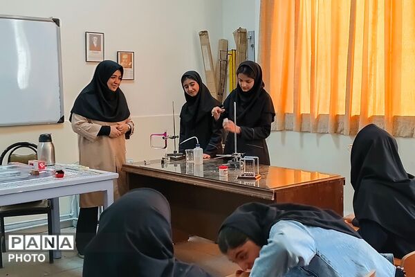 بازدید دبیرستان عفت آهنگری از پژوهش سرای زکریای رازی