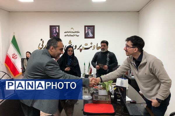 بینایی سنجی کارکنان اداره آموزش و پرورش ناحیه دو شهرری به مناسبت ایام الله دهه فجر 