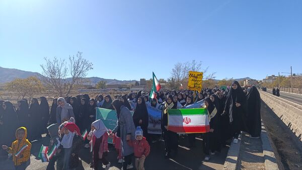 حضور پرشور دانش‌آموزان رباط‌سنگ در راهپیمایی 13 آبان ؛ حماسه‌ای از شور و همبستگی 