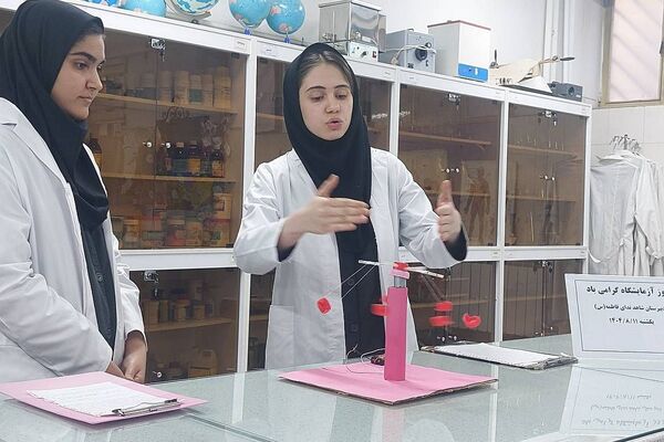 روز آزمایشگاه در دبیرستان شاهد ندای فاطمه (س) ناحیه دو شهرری 