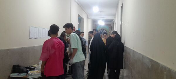 توزیع کتاب درسی دانش‌آموزان دبیرستان شهدای انقلاب اسلامی ناحیه 3 کرج