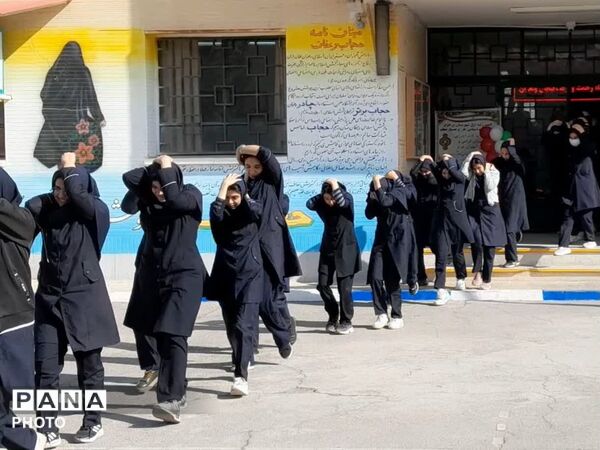 برگزاری بیست و هفتمین مانور سراسری زلزله و ایمنی در مدرسه فاطمه زهرا (س) دستگرد برخوار 
