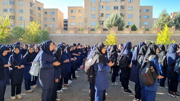 آیین بازگشایی مدارس و آغاز سال تحصیلی در دبیرستان دخترانه زکیه سنندج 