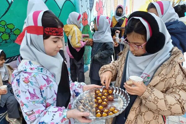 ایستگاه صلواتی در دبستان سارا، میزبان دل‌های کوچک در سوگ حضرت فاطمه(س) بود