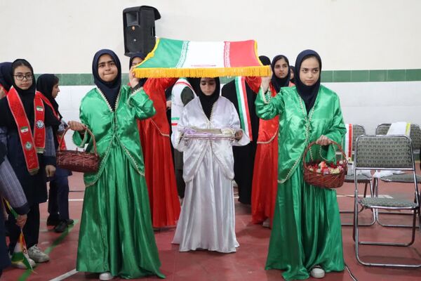 ثبت اثر انگشت هزار دانش‌آموز یزدی پای پرچم ایران