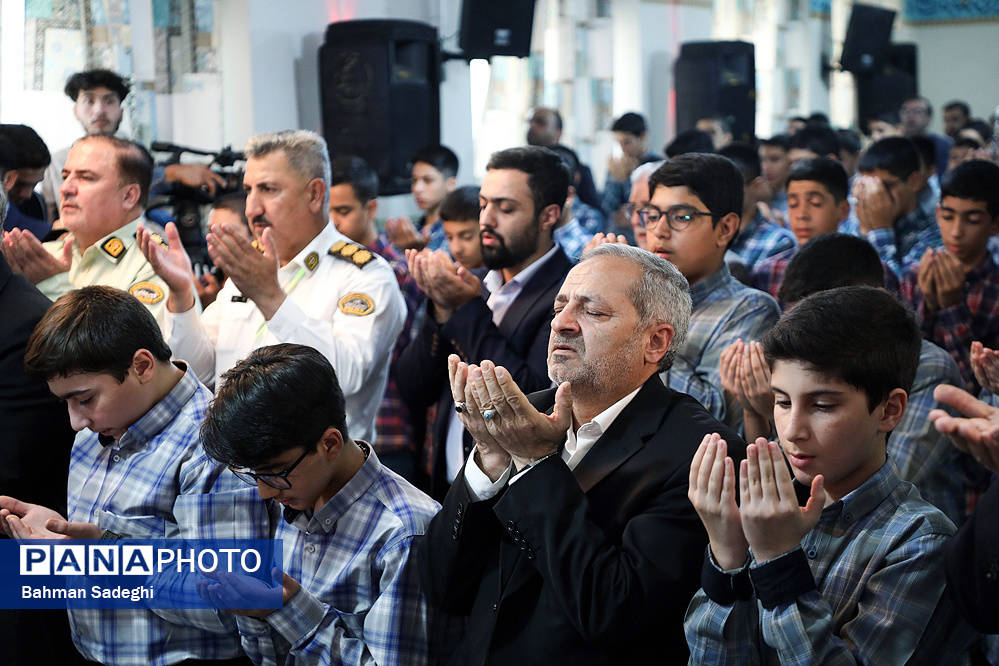 اقامه اذان و نماز با شعار «مِهر با مُهر» با حضور وزیر آموزش و پرورش