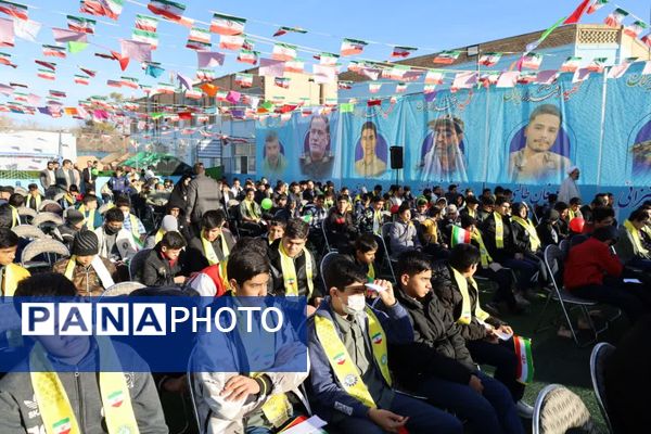 آیین نمادین نواختن «گلبانگ انقلاب اسلامی » در مدرسه احمد فتاحی ناحیه دو یزد