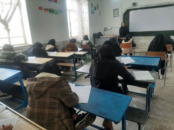 امتحانات نوبت اول دانش آموزان دبیرستان نیایش شهرستان باخرز