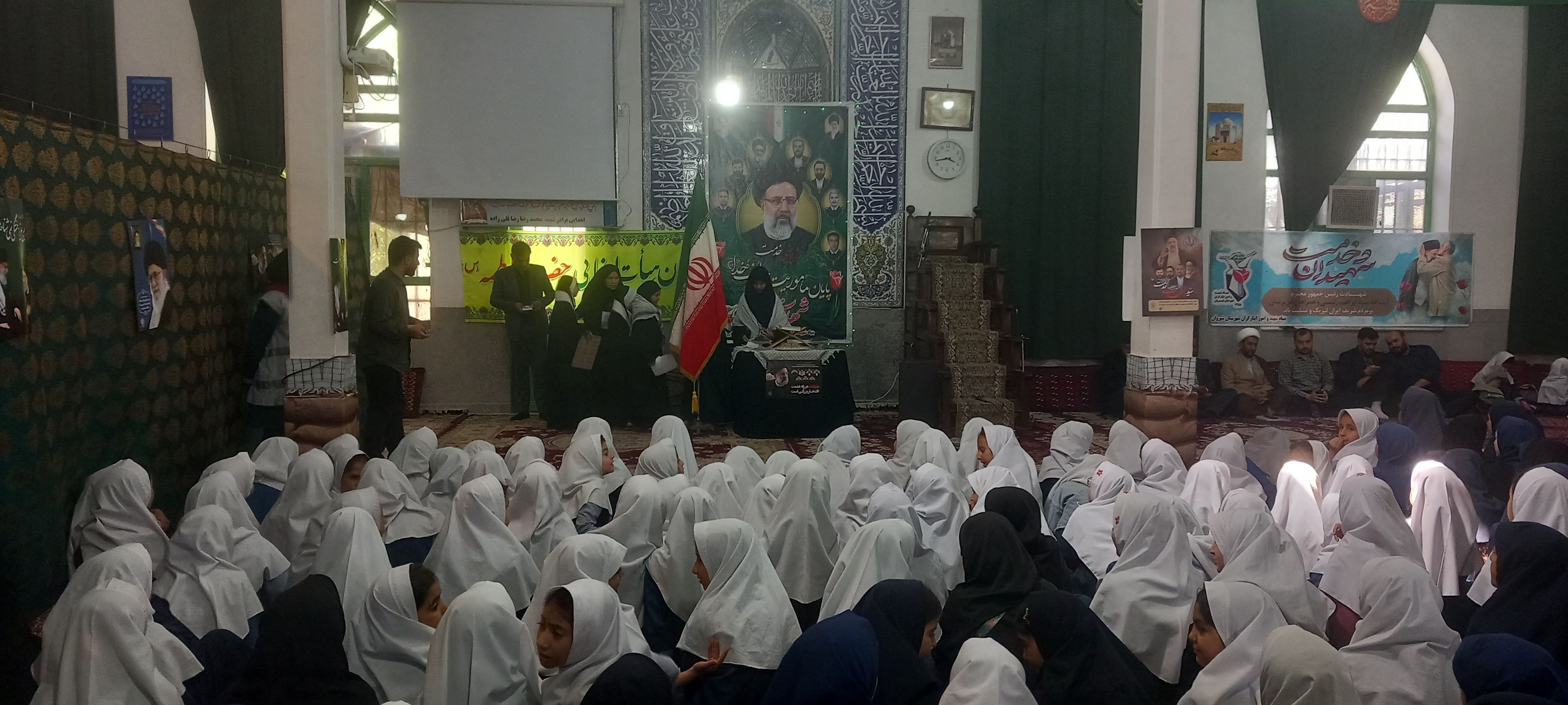شرکت دانش‌آموزان دبستان حضرت فاطمه(س) در مراسم سالگرد شهدای خدمت