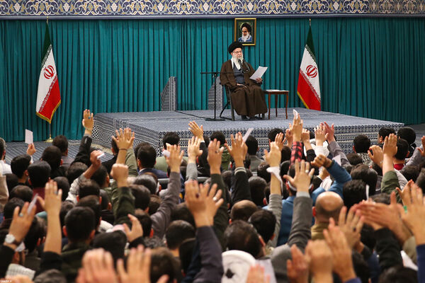 دیدار جمعی از رأی اولی‌ها و خانواده‌های شهدا با رهبر انقلاب اسلامی