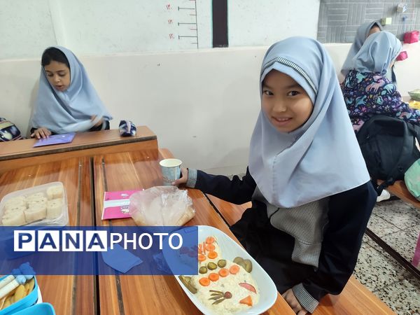  جشنواره غذای سالم در دبستان شاهد حاج تقی آقا بزرگ ناحیه یک مشهد 