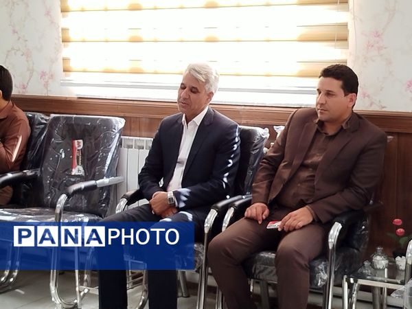 بازدید مدیر آموزش و پرورش و امام جمعه کاشمر از دبیرستان امام خمینی (ره) کاشمر 