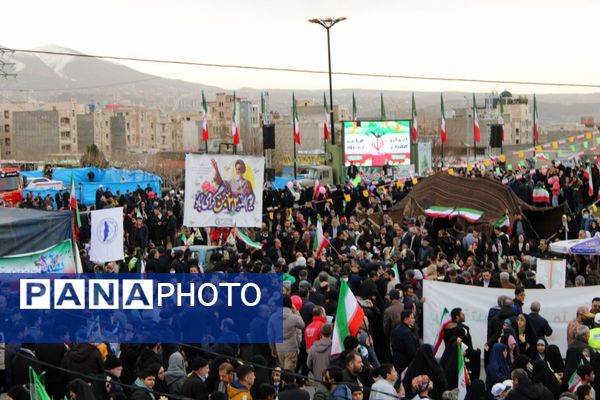 حضور گسترده اقشار مختلف مردم پردیس در راهپیمایی ۲۲ بهمن