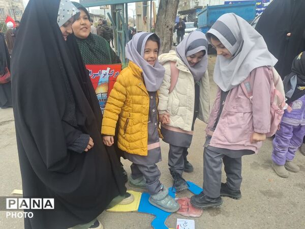دانش آموزان آزادشهر با رهبر جوان بیعت کردند