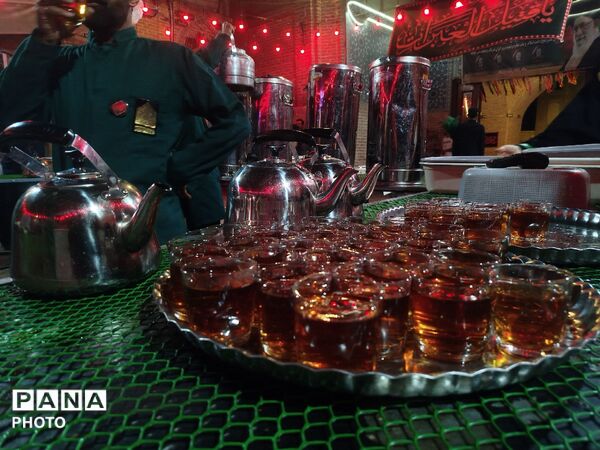عطرِ خدمت در ضیافتِ شبانه؛ صد و پنجاه و ششمین شبِ میزبانی در چایخانه حضرت زهرا (س)