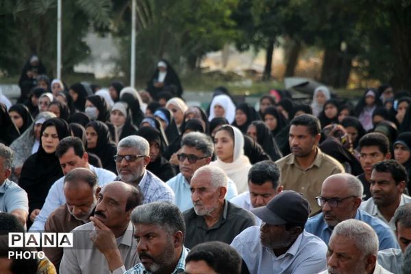 طنین نماز عید قربان در بقعه متبرک امامزاده شاه قطب‌الدین حیدر (ع) رودان