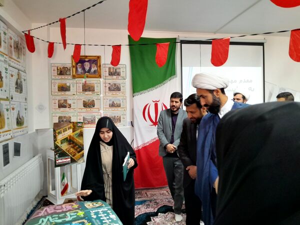 نمایشگاه انقلاب  در آموزشگاه تکتم