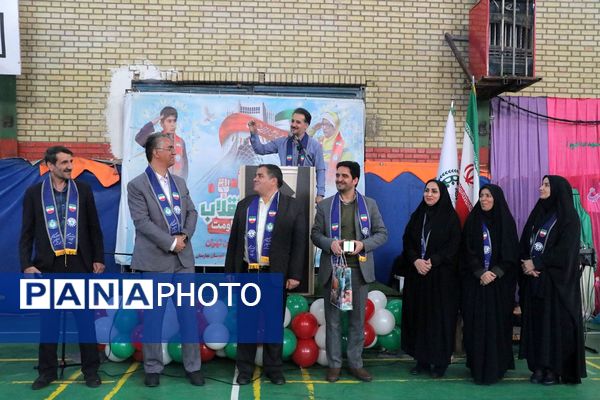 بهارستان دو صحنه همفکری، همدلی و همکاری پیشتازان در همایش یاوران انقلاب
