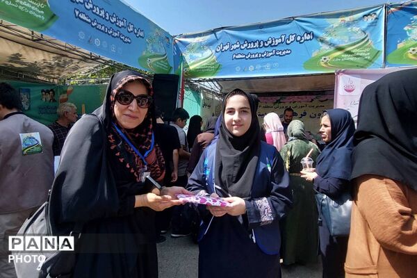 تقدیر از دانش‌آموزان برگزیده پویش‌های کانون نیایش منطقه ۶ در آیین افتتاحیه پایگاه‌های تابستانی