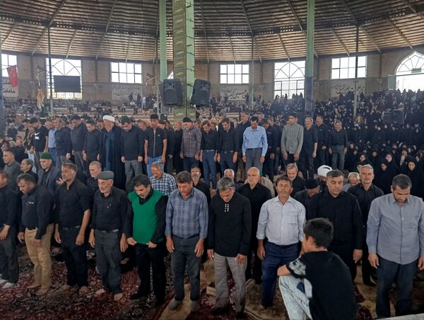 نماز جماعت در حسینه روستا اردمه در ظهر اربعین