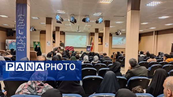گردهمایی نویسندگان دهه هشتادی در تهران
