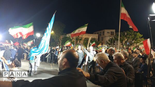 ایستاده در میدان ساعت تبریز