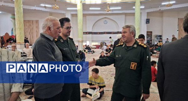 بازدید مسئولین بسیج دانش آموزی کاشمر از معتکفین مسجد جامع