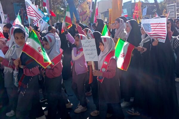راهپیمایی 13 آبان با حضور حداکثری دانش آموزان در شهرستان نیشابور 