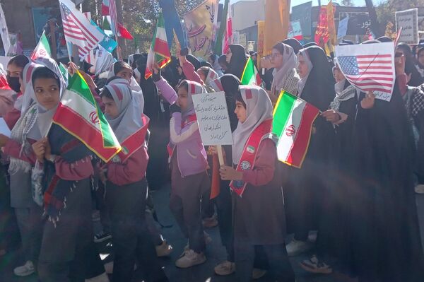 راهپیمایی 13 آبان با حضور حداکثری دانش آموزان در شهرستان نیشابور 