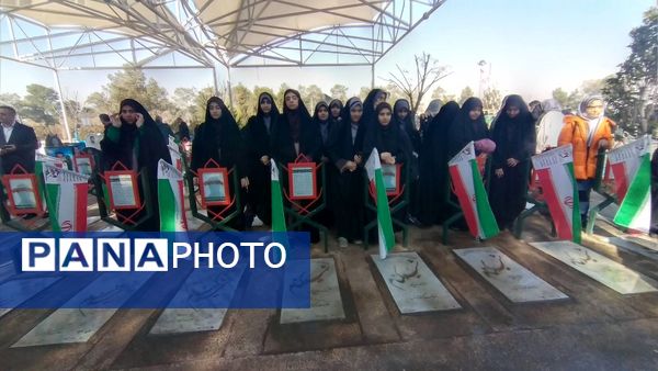 گرامیداشت یاد شهدا توسط دانش‌آموزان دبیرستان شهیده محبوبه دانش