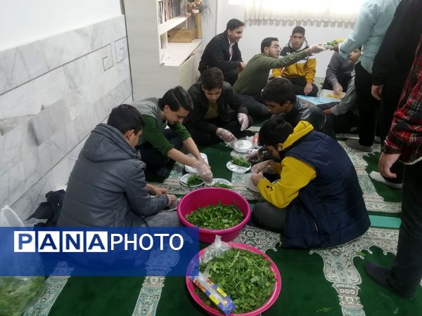 آماده‌سازی غذای افطاری با کمک دانش‌آموزان دبیرستان نمونه آیت‌الله خامنه‌ای 