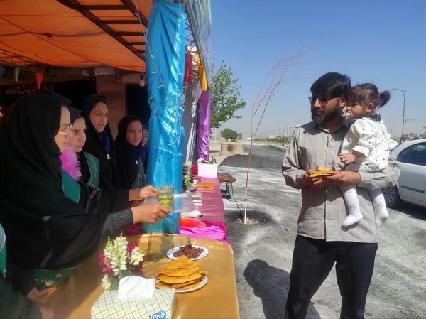 همکاری دانش آموزان خادمیار دبستان ضحی۲ با چایخانه دانش آموزی حضرت رضا(ع) شیروان