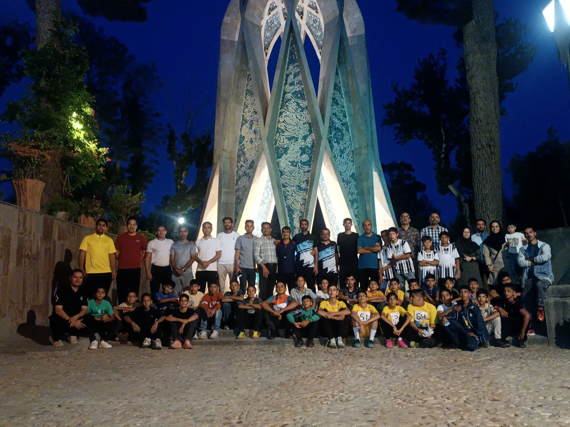 بازدید پسران دومیدانی کاران استان خراسان رضوی از آرامگاه عطار و خیام