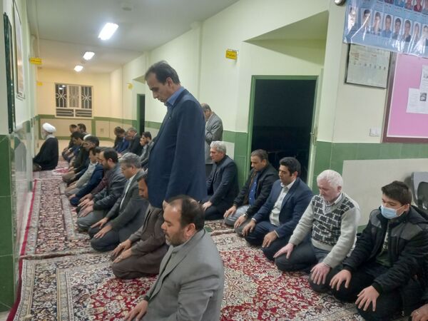 نماز جماعت و محفل انس با قرآن در دبیرستان آیت الله خامنه‌ای