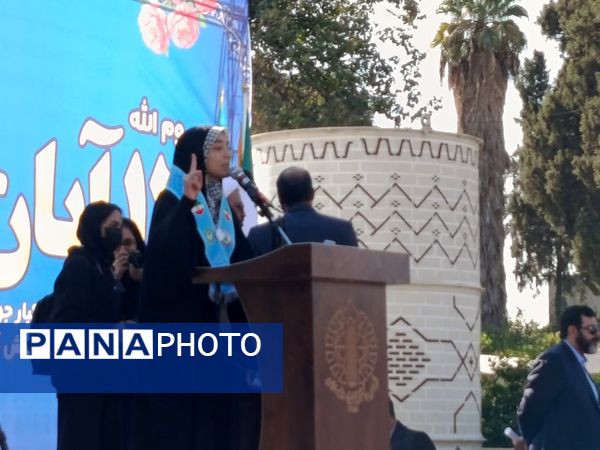 حضور دانش آموزان شیرازی درغرفه‌های فرهنگی راهپیمایی 13 آبان