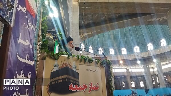 از پیر تا دانش آموز در نماز جمعه نیشابور حضور دارند-۱