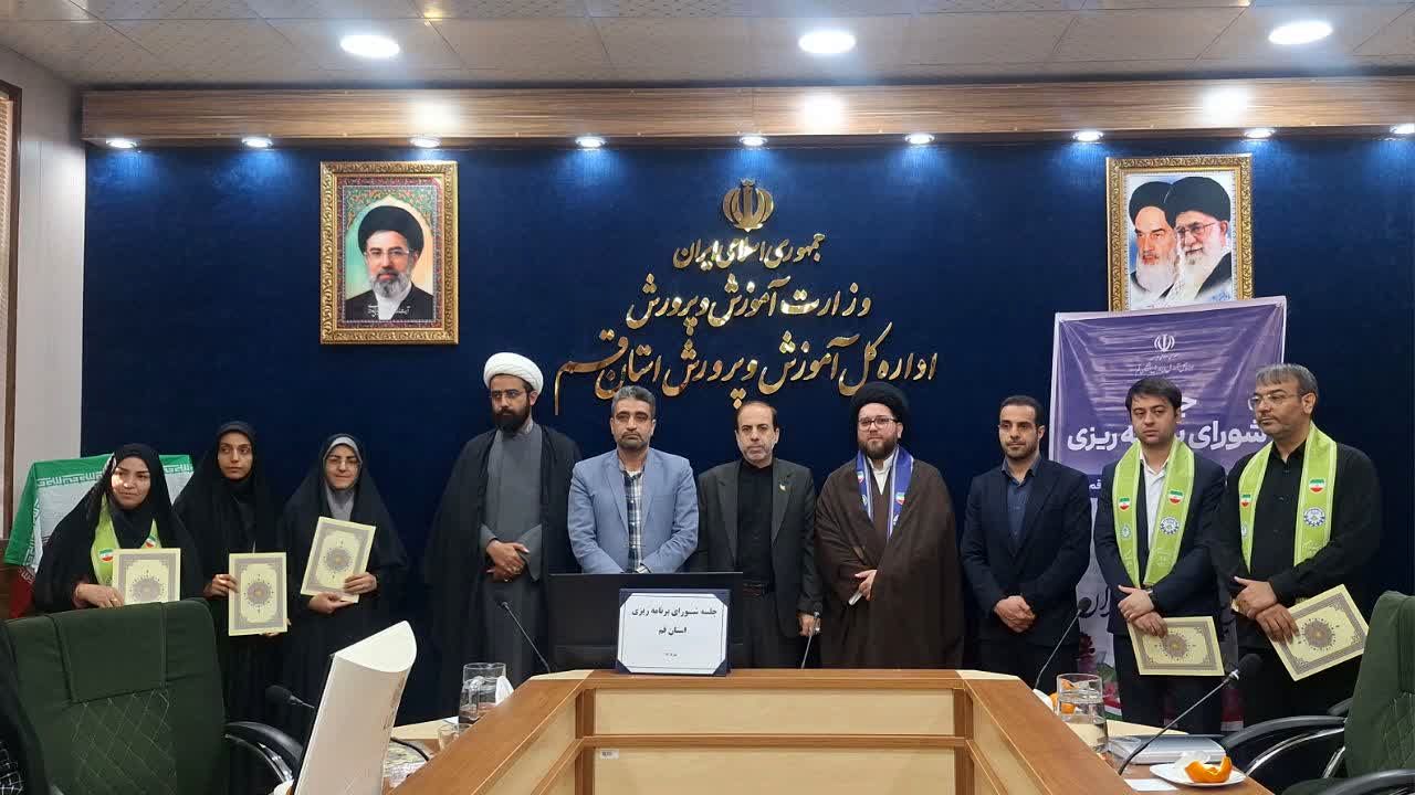 اعطای نشان «خبره» برای نخستین بار در کشور به مربیان سازمان دانش‌آموزی استان قم