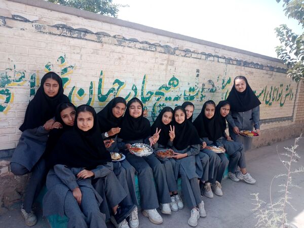 جشنواره غذای سالم در مدرسه حاج مهدی روحانی