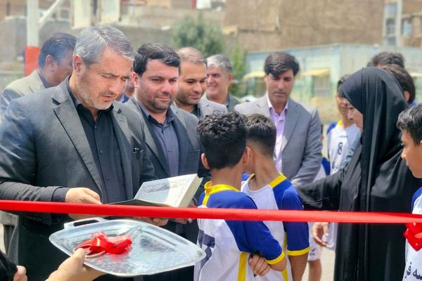 آیین افتتاح زمین چمن مصنوعی در قرچک