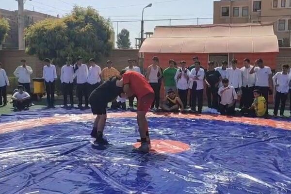 هیجان ورزشی با مسابقات کشتی و طناب‌کشی در دبیرستان حکیم ابوالقاسم فردوسی