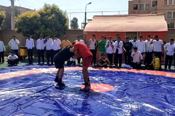 هیجان ورزشی با مسابقات کشتی و طناب‌کشی در دبیرستان حکیم ابوالقاسم فردوسی